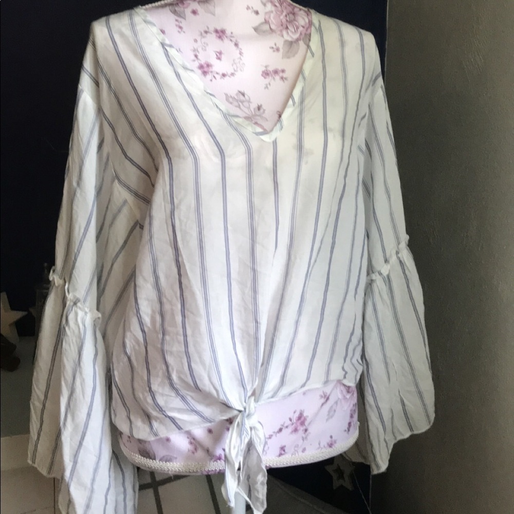 Cropped blouse with flowy sleeves